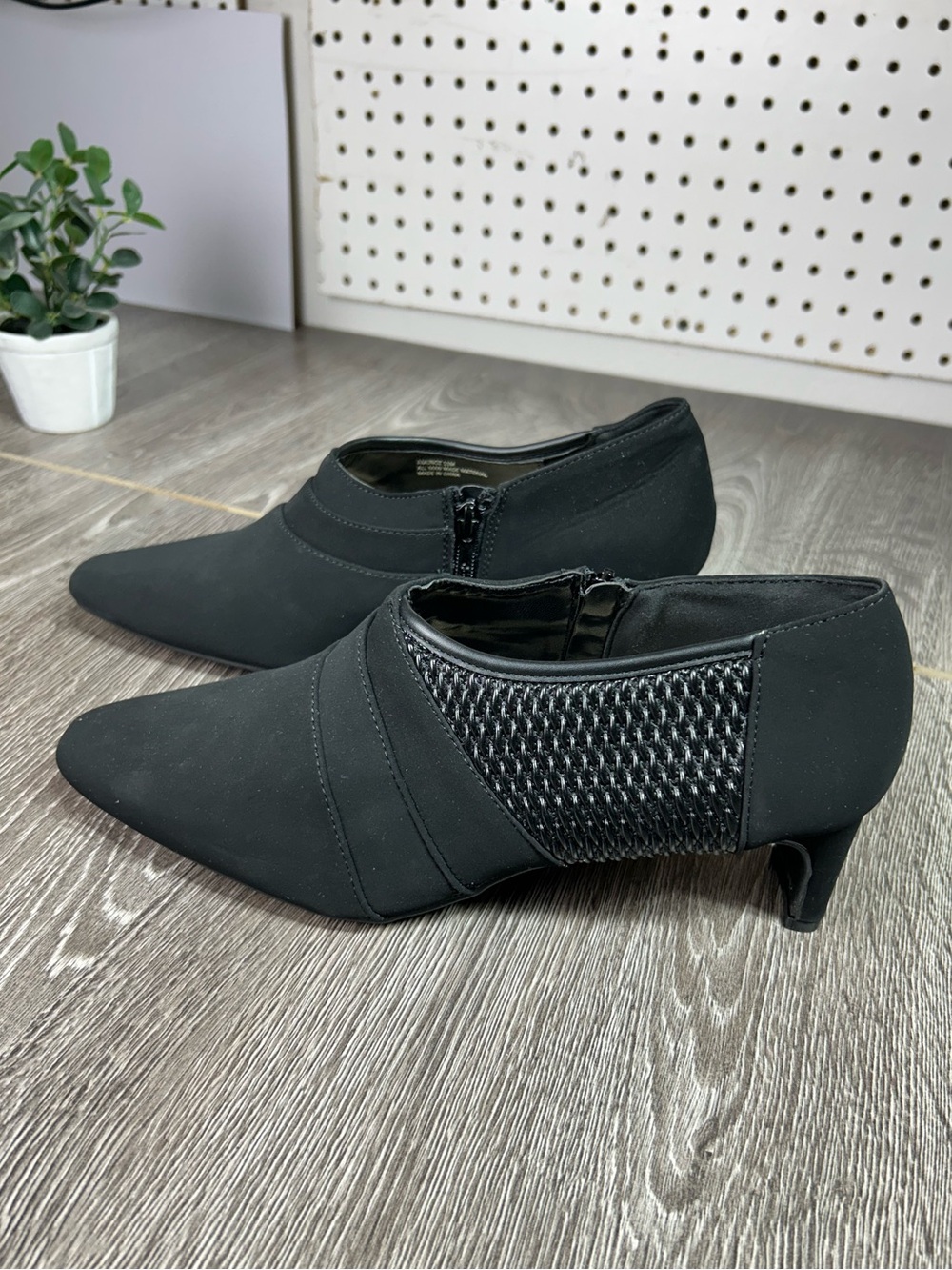 Andiamo amunoz Women's Black Pointed Kitten Heel Ankle Shoes